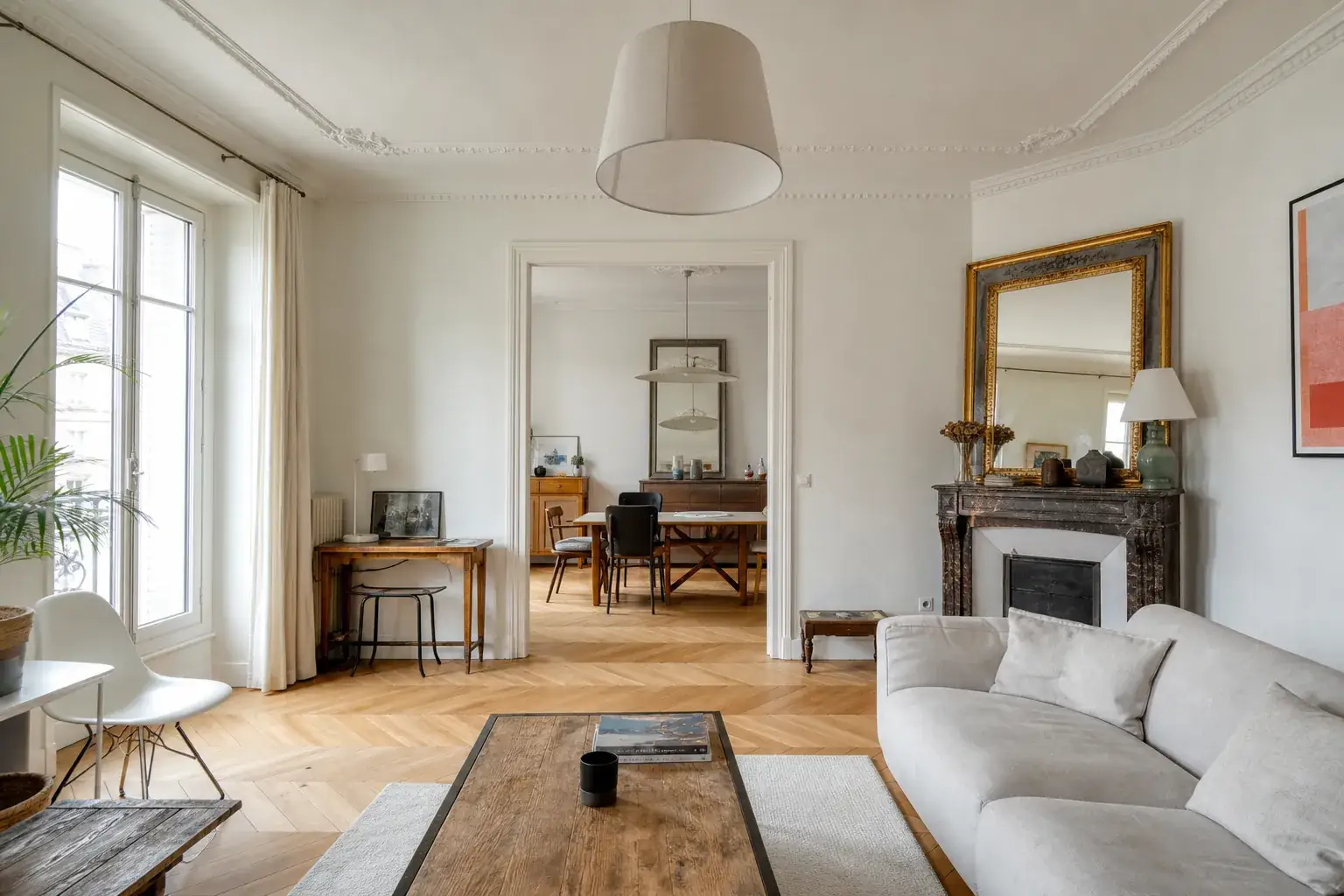 Séjour d’appartement ancien rénové, moulures repeintes, parquet à point de Hongrie remis en état et cheminée de marbre restaurée